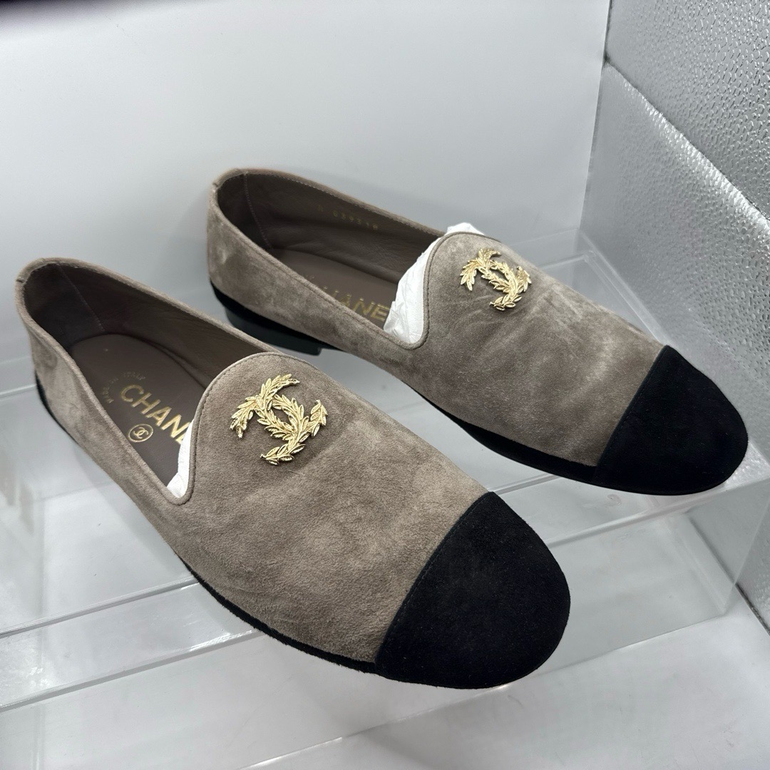 Chanel Loafers 38.5 Light Grey Black Mocassins Taupe Suede Gold Emblem Parisian